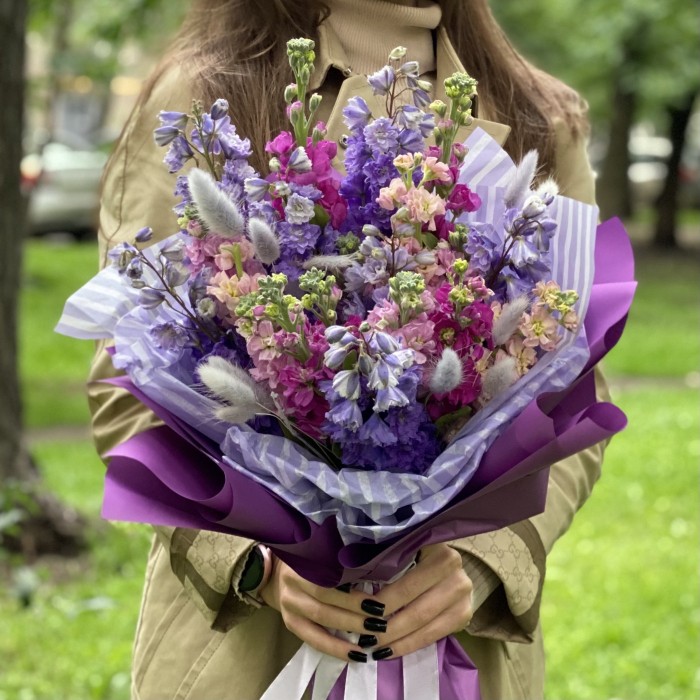 Букет из маттиол и дельфиниума