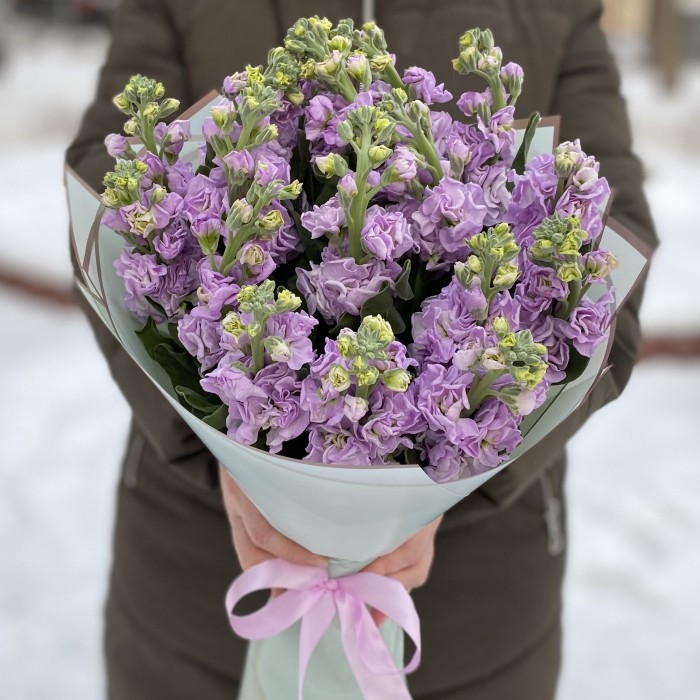 Букет из ароматной сиреневой маттиолы