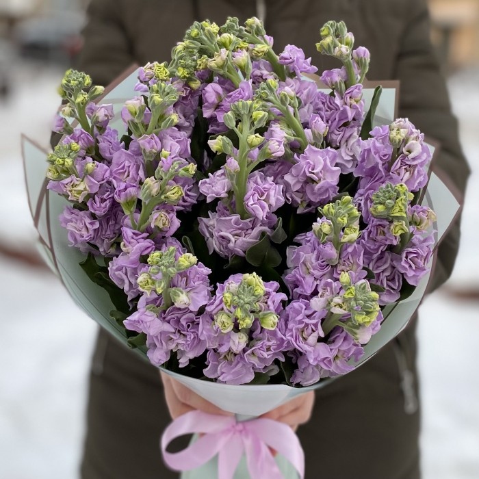 Букет из ароматной сиреневой маттиолы