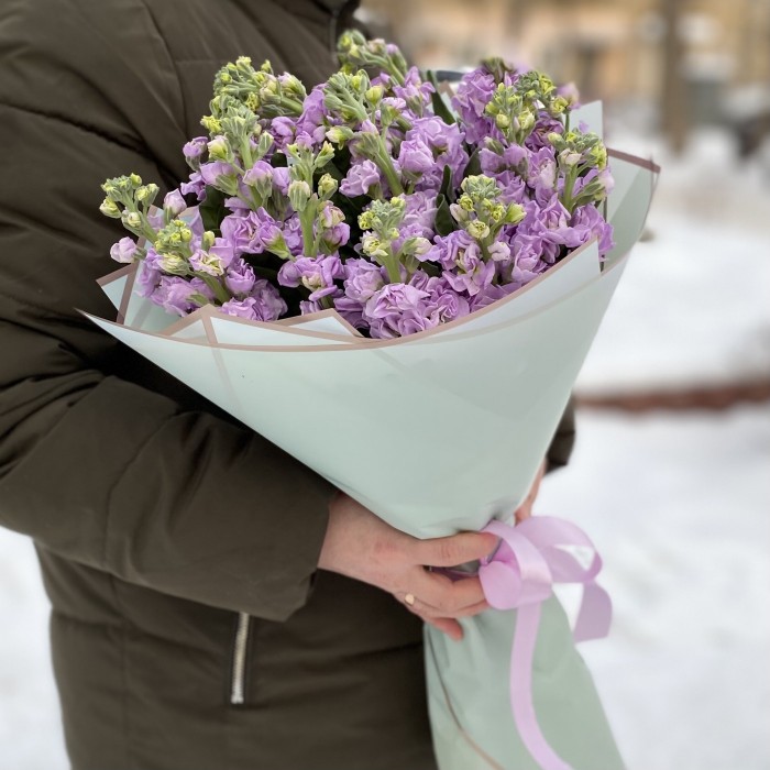 Букет из ароматной сиреневой маттиолы