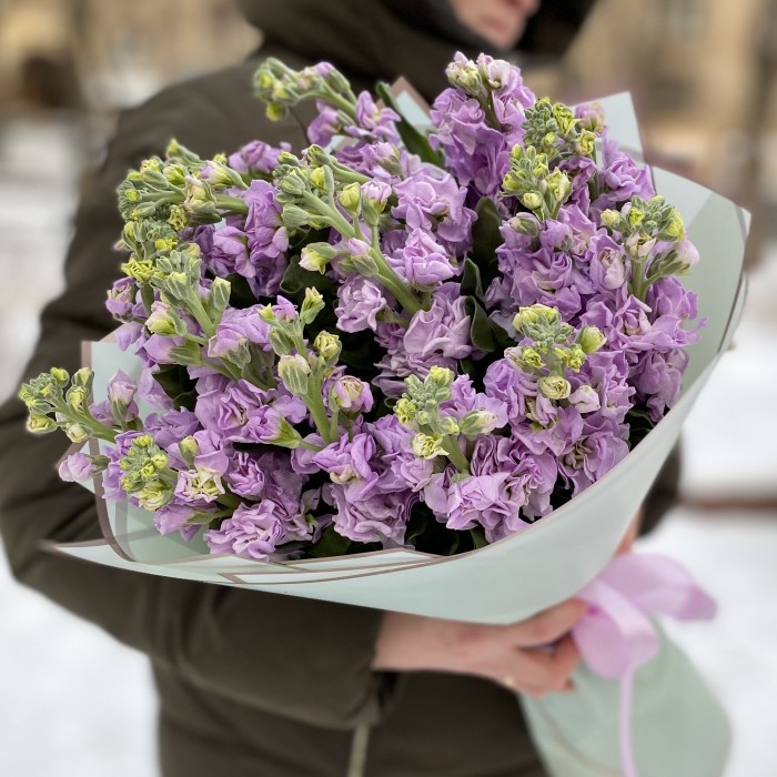 Букет из ароматной сиреневой маттиолы
