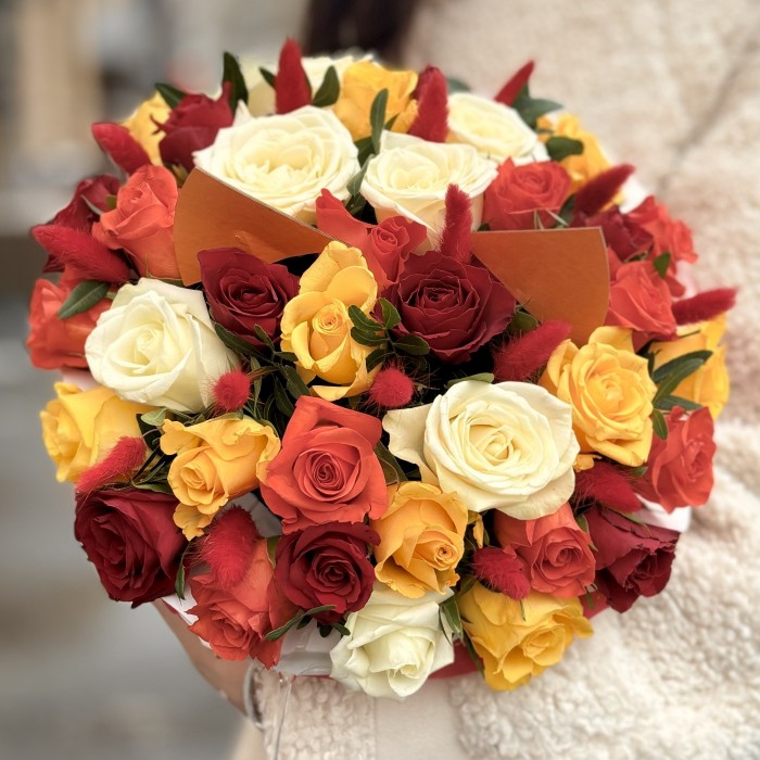 Микс роз в коробке Лисичка