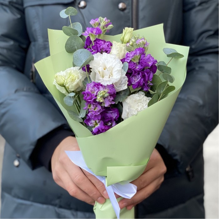 Бело-фиолетовый букет с эустомой и маттиолой