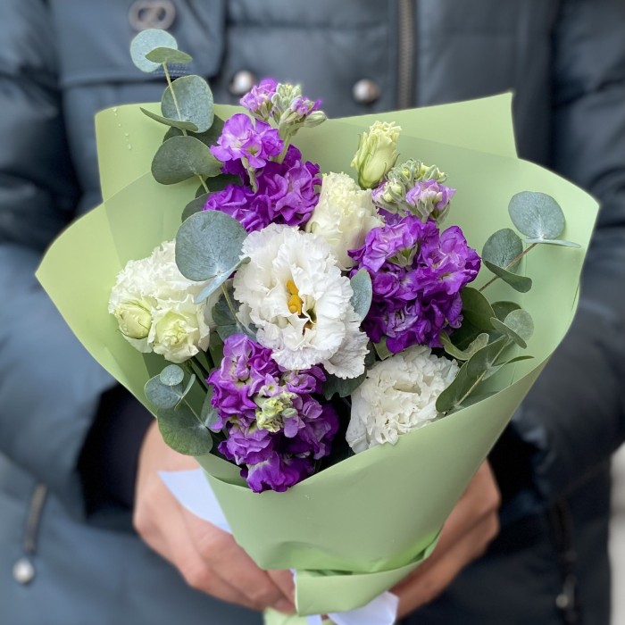 Бело-фиолетовый букет с эустомой и маттиолой