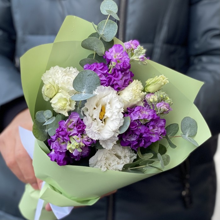 Бело-фиолетовый букет с эустомой и маттиолой