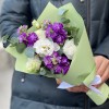 Бело-фиолетовый букет с эустомой и маттиолой