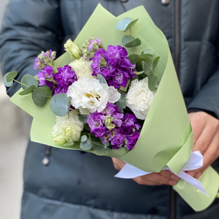 Бело-фиолетовый букет с эустомой и маттиолой