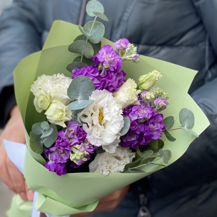Бело-фиолетовый букет с эустомой и маттиолой