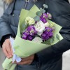 Бело-фиолетовый букет с эустомой и маттиолой