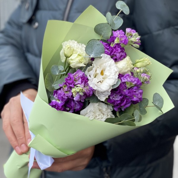 Бело-фиолетовый букет с эустомой и маттиолой