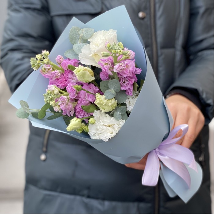 Бело-розовый букет с эустомой и маттиолой