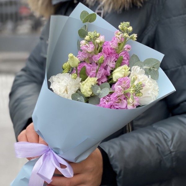 Бело-розовый букет с эустомой и маттиолой