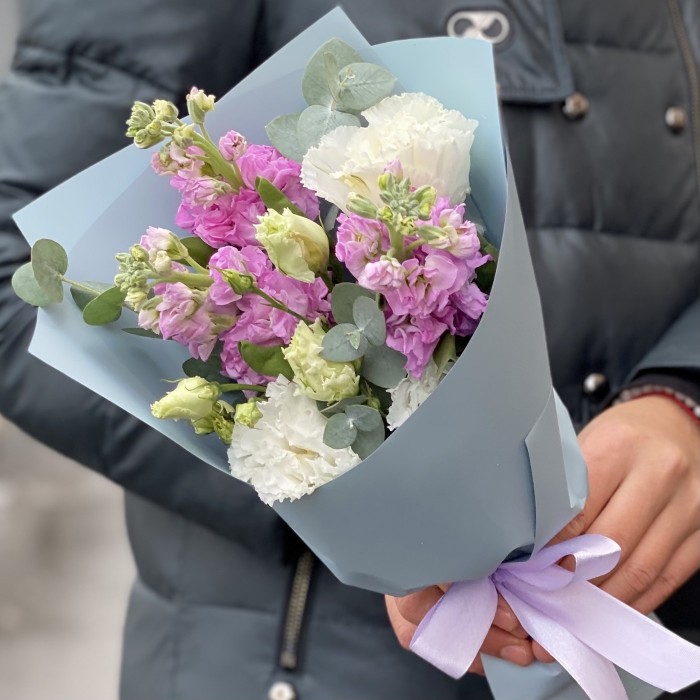 Бело-розовый букет с эустомой и маттиолой
