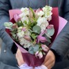 Бело-розовый букет с маттиолой и альстромерией