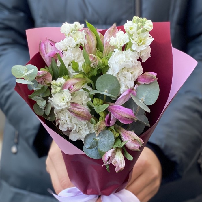 Бело-розовый букет с маттиолой и альстромерией