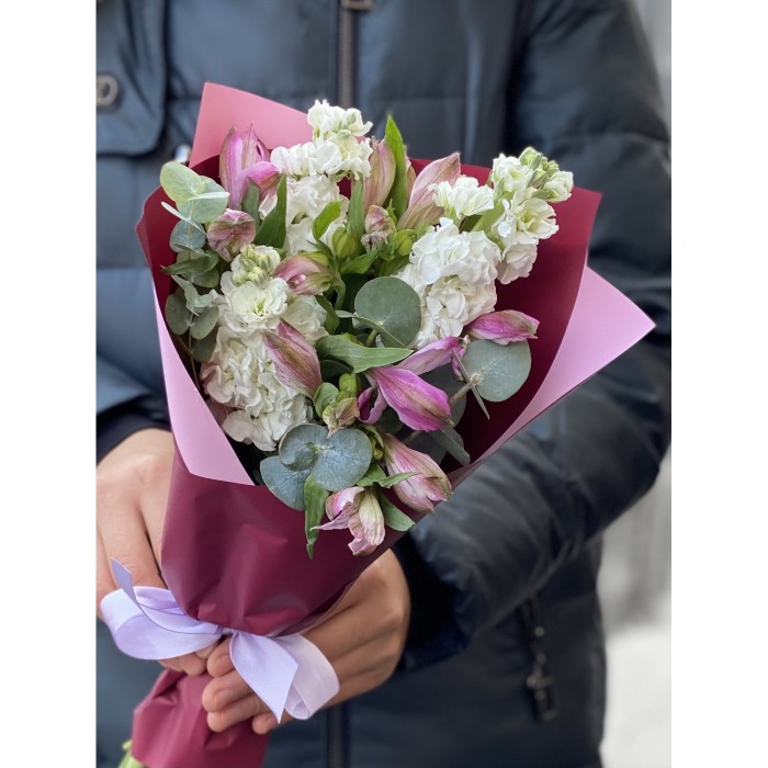 Бело-розовый букет с маттиолой и альстромерией