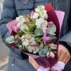 Бело-розовый букет с маттиолой и альстромерией