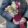 Бело-розовый букет с маттиолой и альстромерией