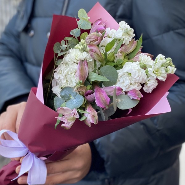 Бело-розовый букет с маттиолой и альстромерией