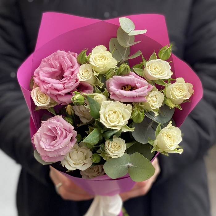 Бело-розовый микс кустовой розы и эустомы