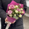 Бело-розовый микс кустовой розы и эустомы