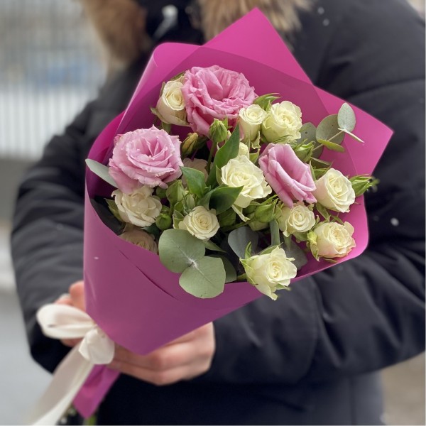 Бело-розовый микс кустовой розы и эустомы