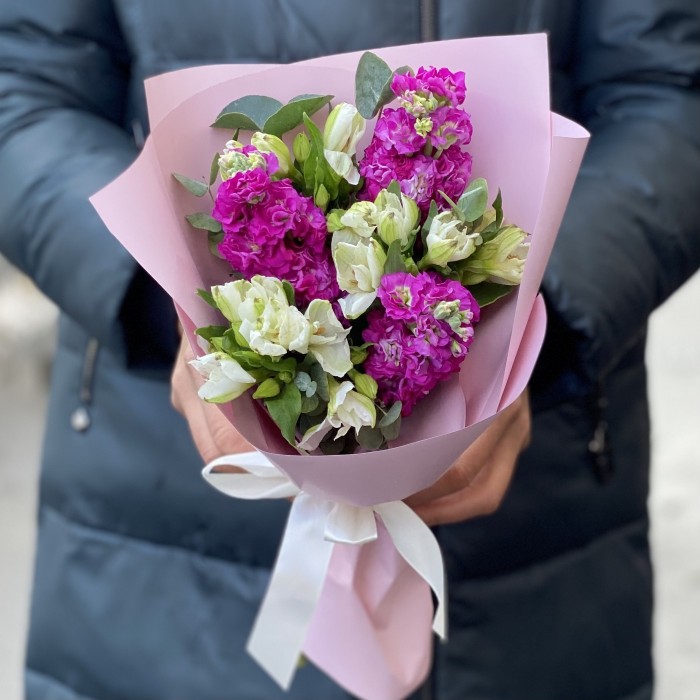 Бело-малиновый букет с маттиолой и альстромерией