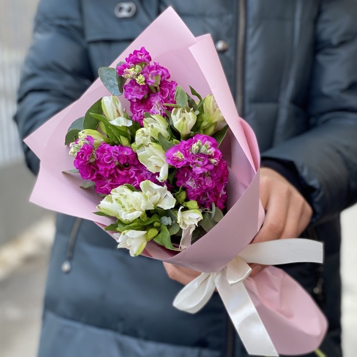 Бело-малиновый букет с маттиолой и альстромерией