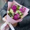 Бело-малиновый букет с маттиолой и альстромерией