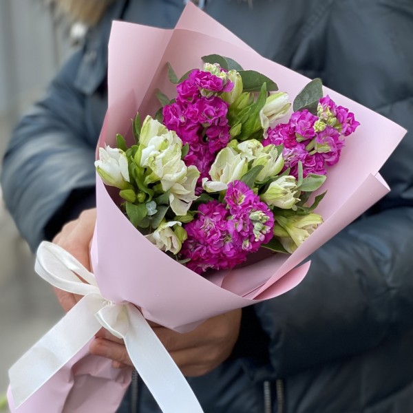 Бело-малиновый букет с маттиолой и альстромерией