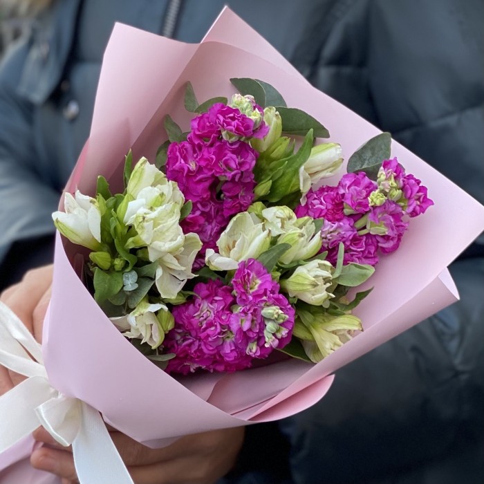 Бело-малиновый букет с маттиолой и альстромерией