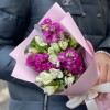 Бело-малиновый букет с маттиолой и альстромерией