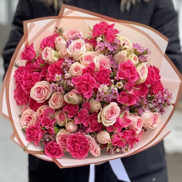 Дуэт кустовых роз с душистым шамелациумом