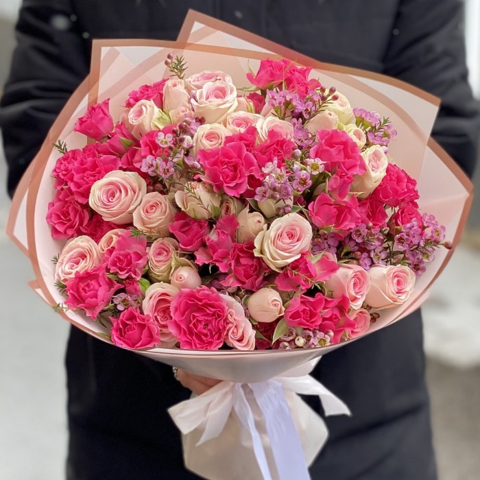 Дуэт кустовых роз с душистым шамелациумом