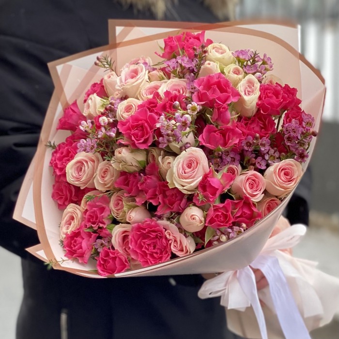 Дуэт кустовых роз с душистым шамелациумом