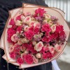 Дуэт кустовых роз с душистым шамелациумом