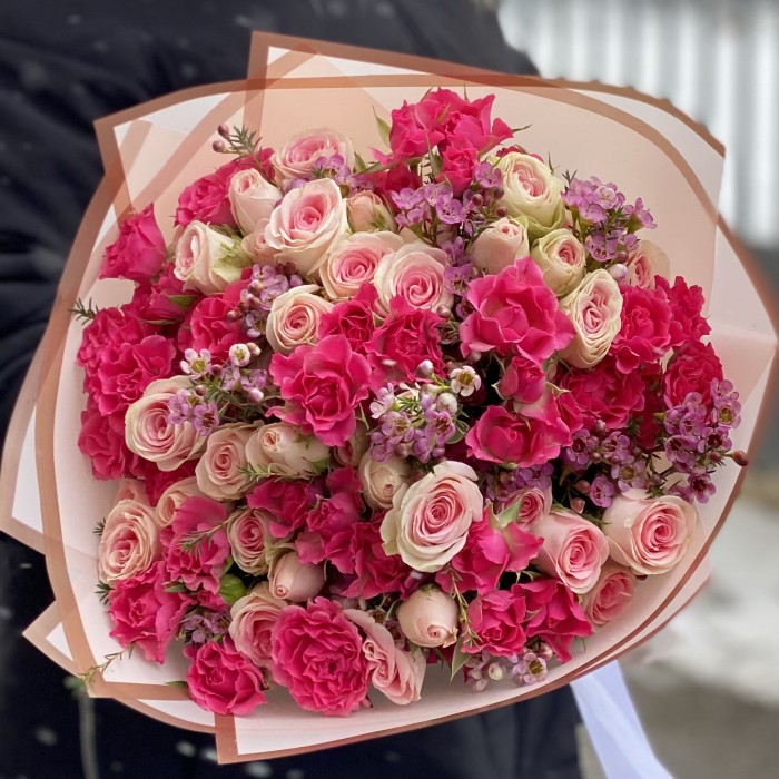 Дуэт кустовых роз с душистым шамелациумом