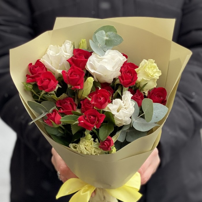 Красно-белый микс кустовой розы и эустомы