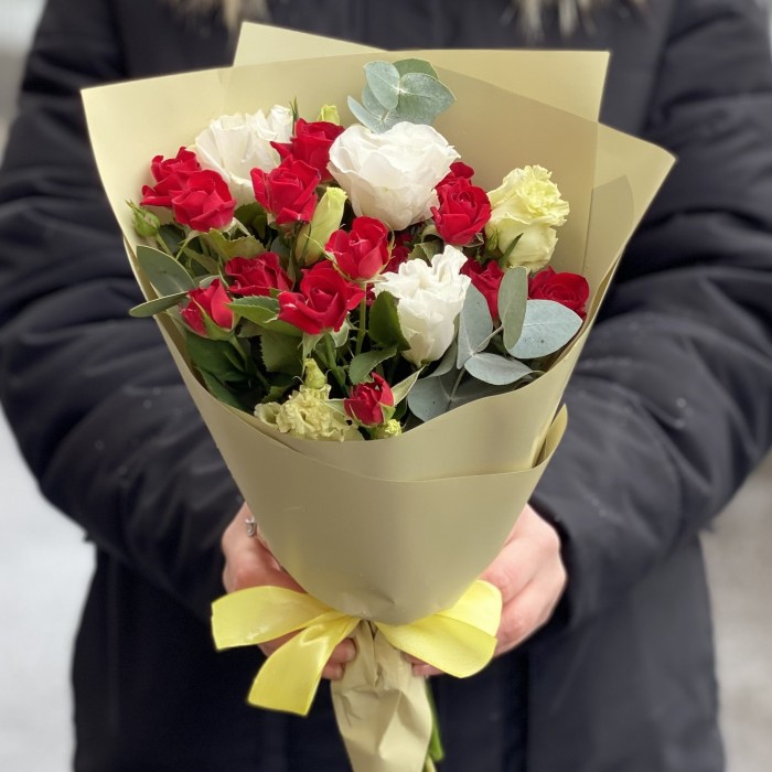 Красно-белый микс кустовой розы и эустомы