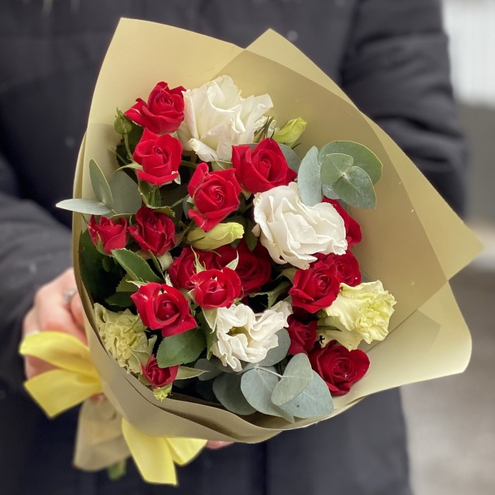 Красно-белый микс кустовой розы и эустомы