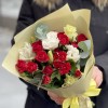 Красно-белый микс кустовой розы и эустомы
