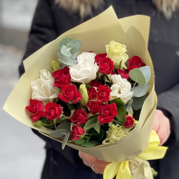 Красно-белый микс кустовой розы и эустомы