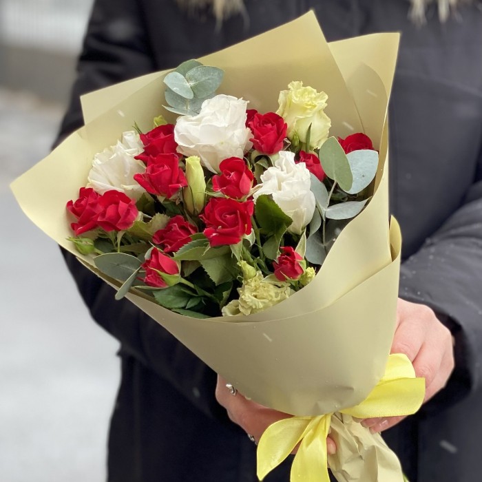 Красно-белый микс кустовой розы и эустомы