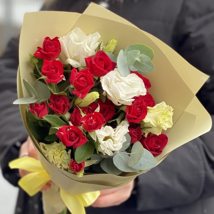 Красно-белый микс кустовой розы и эустомы