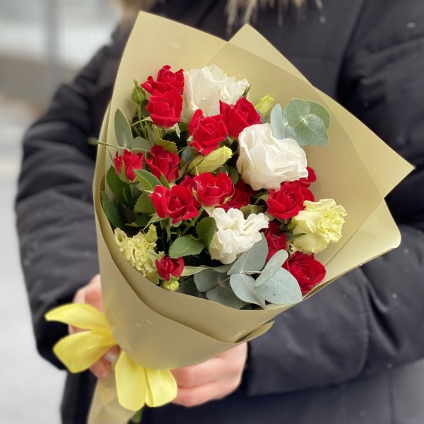 Красно-белый микс кустовой розы и эустомы