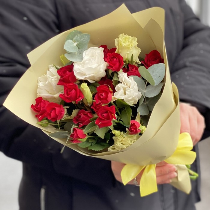 Красно-белый микс кустовой розы и эустомы