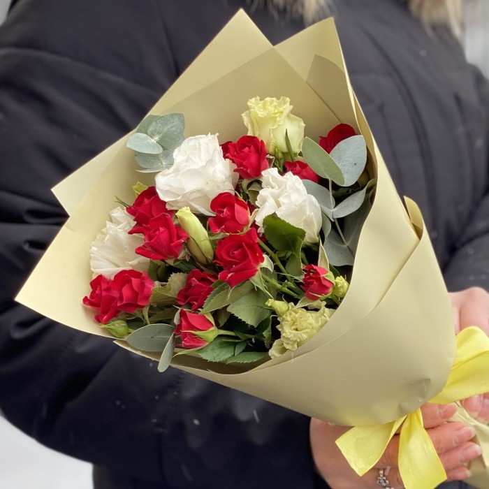 Красно-белый микс кустовой розы и эустомы