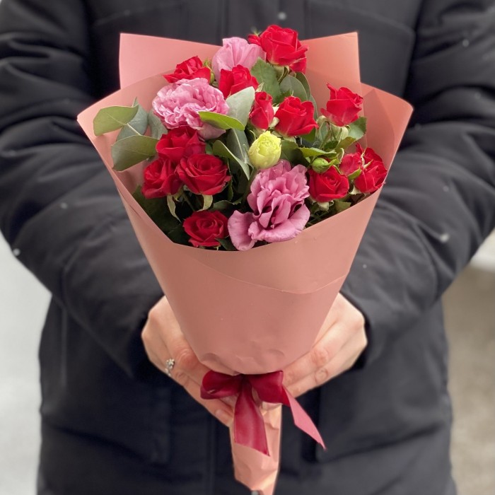 Красно-розовый микс кустовой розы и эустомы