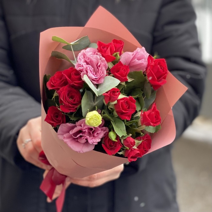 Красно-розовый микс кустовой розы и эустомы