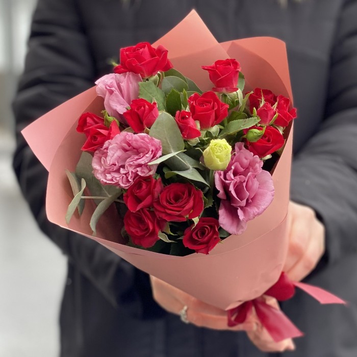 Красно-розовый микс кустовой розы и эустомы